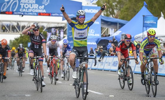 Mark Cavendish se raduje z vítzství ve spurtu v páté etap závodu Kolem...