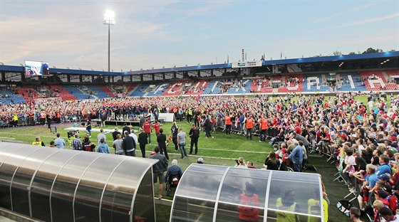 OSLAVA NA STADIONU. Fotbalisté Plzn slaví titul.