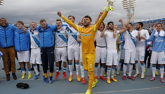 Fotbalisté Zenitu Petrohrad se radují ze zisku ruského mistrovského titulu.