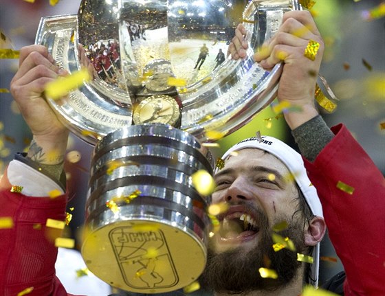 Kanadský obránce Brent Burns s pohárem svtových ampion.