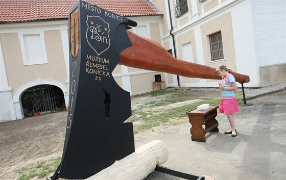 Sbírka, její souástí je i obí sekyrka váící 255 kilogram s toporem o délce pt a pl metru, by brzy mla být souástí Guinnessovy knihy rekord. Obí exemplá se paradoxn zapoítávat nebude.