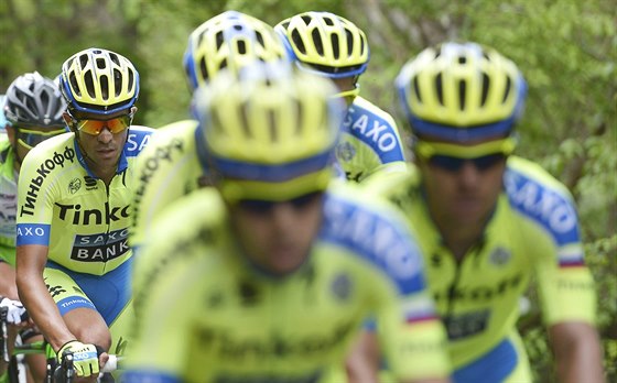 Jezdci stáje Tinkoff Saxo (zcela vlevo Alberto Contador) bhem tetí etapy Gira...