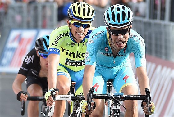 Fabio Aru, Alberto Contador a Richie Porte (zprava) projídjí cílem páté etapy...