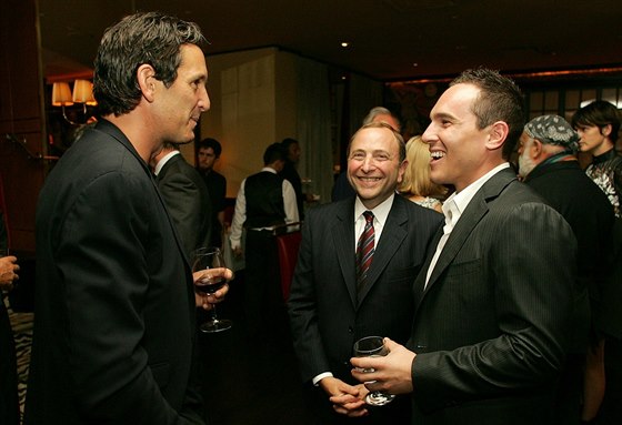 Brendan Shanahan (vlevo) hovoí s komisionáem NHL Garym Bettmanem (uprosted)...