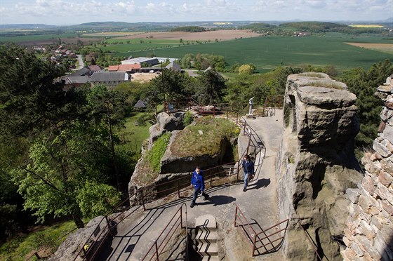 Na vyhlídkách turistm hrozí nebezpeí pedevím ve chvíli, kdy se vydají za zábradlí.