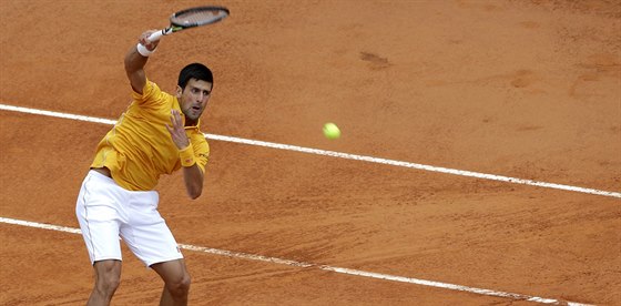Srbský tenista Novak Djokovi bhem semifinále turnaje v ím