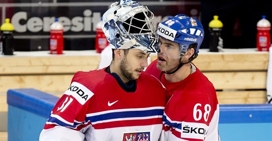 Zklamaný branká Ondej Pavelec (vlevo) a útoník Jaromír Jágr po prohraném...