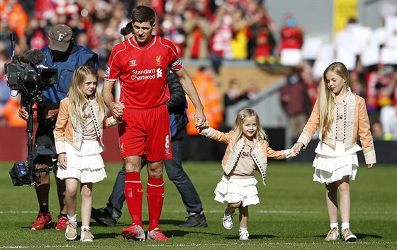 Steven Gerrard v kvtnu 2015 se louí s Liverpoolem a pestoupil do LA Galaxy. Nyní ukonil kariéru.