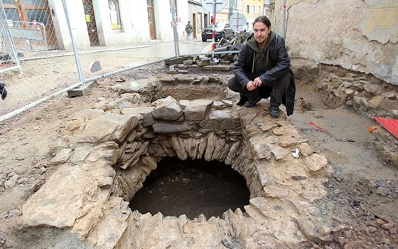 Archeologové zkoumali vzácnou cisternu koncem bezna.