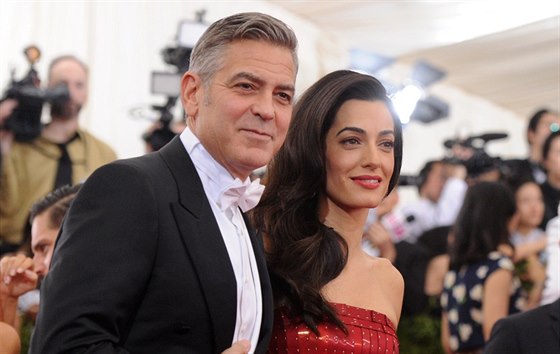 George Clooney a jeho manelka Amal na MET Gala (New York, 4. kvtna 2015)