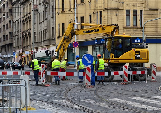 Oprava propadlé silnice na kiovatce v Holeovicích.