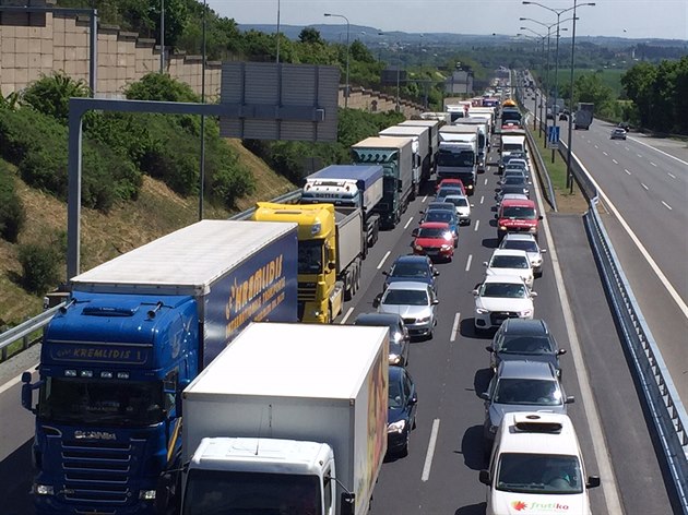 Dodávka na D1 ped Prahou vlétla do kamionu, náraz zdemoloval kabinu idie...