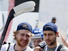 Jakub Vorek (vlevo) a Ondej Pavelec ped trninkem hokejov reprezentace