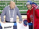 Jaromír Jágr hovoí bhem tréninku eských hokejist s fyzioterapeutem Pavlem...