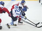 DRAZ. Finský hokejista Petri Kontiola (uprosted) mezi dvma echy - vlevo je...