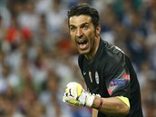 EUFORIE. Gianluigi Buffon, brank Juventusu, oslavuje gl svho tmu v...