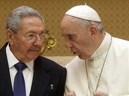 Pape Frantiek mluv s kubnskm prezidentem Ralem Castrem (10. kvtna 2015).