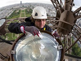 VÝKA. Technik David Kalic istí jedno ze svtel na Eiffelov vi v Paíi....