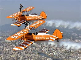 ODVÁNÍ LETCI. Britský letecký akrobatický tým The Breitling Wing Walkers...