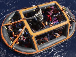 Jen během uplynulého víkendu pobřežní stráž zachránila ve vodách Středozemního...