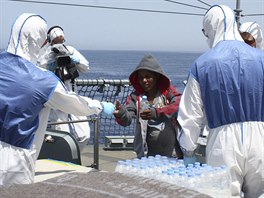 Jen během uplynulého víkendu pobřežní stráž zachránila ve vodách Středozemního...