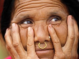 ÚKRYT. Nepálská ena, která pila o dm bhem zemtesení, se skrývá v...