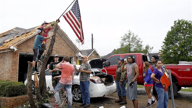 Tornda se prohnala americkmi stty Arkansas a Texas. Zniila stovky dom a zranila nejmn 50 lid, piem tyi zabila. (11. kvtna)