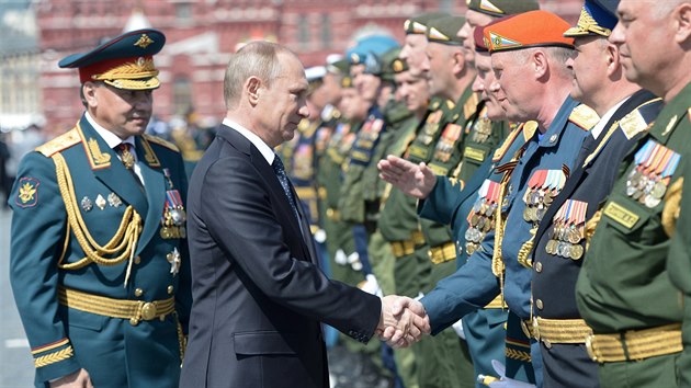 Rusk prezident Vladimir Putin a ministr obrany Sergej ojgu na vojensk pehldce v Moskv (9. kvtna 2015)
