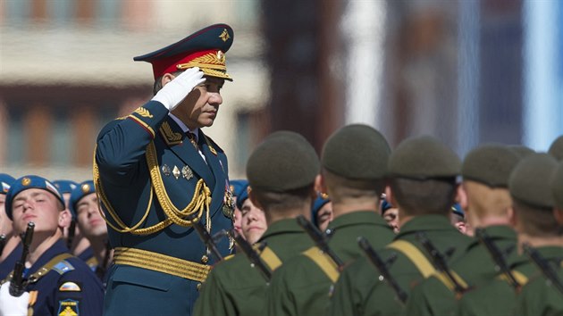 Rusk ministr obrany Sergej ojgu pehl vojenskou pehldku v Moskv (9. kvtna 2015)