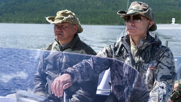 Vladimir Putin a ministr obrany Sergej ojgu ryba v Tuv. (26. ervence 2013)