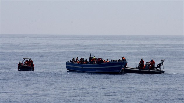 Nmet nmonci zachrauj uprchlky nedaleko ostrova Lampedusa (8. kvtna 2015)
