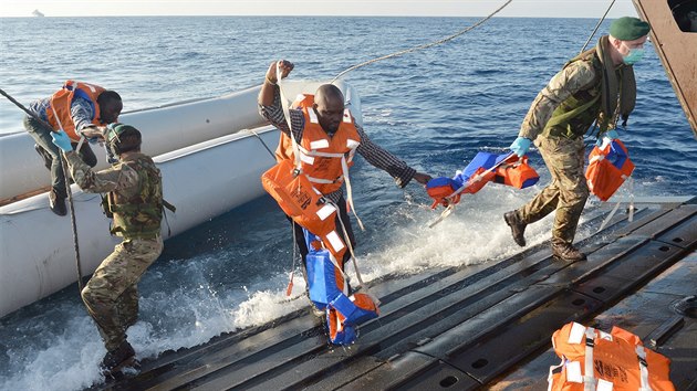 Britt nmonci z lodi HMS Bulwark zachrauj migranty ve Stedozemnm moi. (13. kvtna 2015)