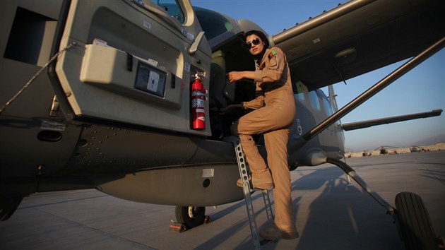Nlfar Rahmn  je prvn Afghnka, kter se po pdu Talibanu podailo zskat povolen k pilotovn letadel s pevnmi kdly a dostat se do afghnskho letectva. (13. dubna 2014)