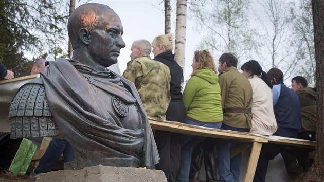 Putinova busta ve vsi Agalakovo u Petrohradu (16. kvtna 2015)
