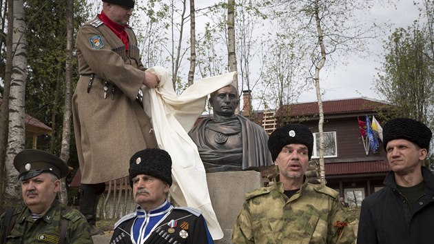 Putinova busta ve vsi Agalakovo u Petrohradu (16. kvtna 2015)