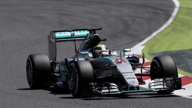 Lewis Hamilton z tmu Mercedes bhem Velk ceny panlska.