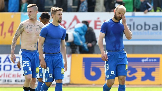 Liberet fotbalist zleva Ji Fleiman, Vojtch Hadaok a Milo Kariik po derby s Jabloncem.