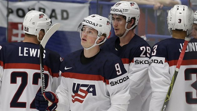 Jack Eichel (druh zleva) slav svoj branku v duelu se Slovinskem.