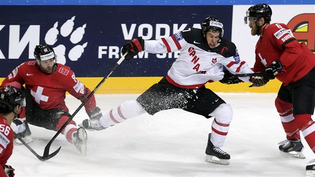 Sidney Crosby ve vcarskm seven. Zahkoval ho Kevin Romy (vlevo), ktermu pomh Timo Helbling.