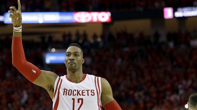 Dwight Howard z Houstonu slav postup do semifinle NBA.