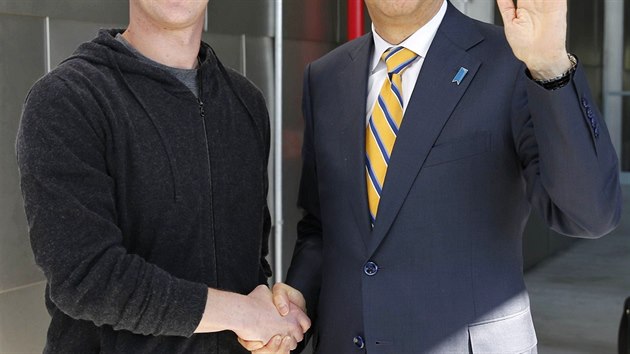 Tvrce Facebooku Mark Zuckerberg se oblekm nevyhb, astji vak vystupuje v dnch a sportovn mikin. Na snmku si podv ruku s japonskm premirem inz Abem.