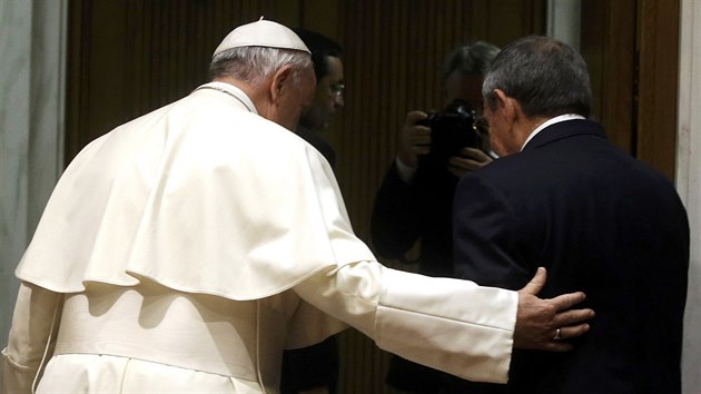 Pape Frantiek pijal ve Vatiknu kubnskho prezidenta Rala Castra (10. kvtna 2015).