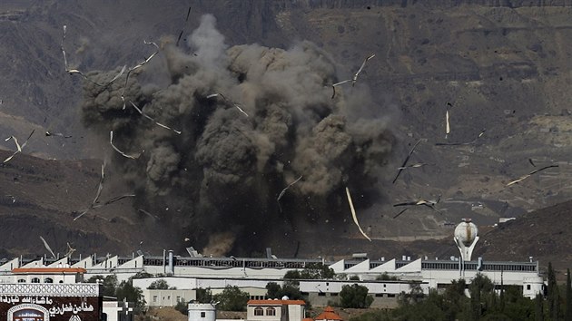Leteck der zashl vojenskou zkladnu Htovc v Sanaa (12. kvtna 2015).