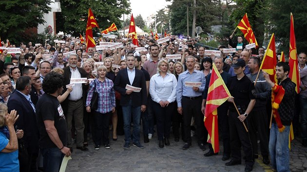 Shromdn na uctn mrtvch policist v makedonskm hlavnm mst Skopje (12. kvtna 2015).