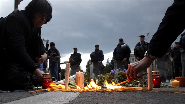 V makedonskm hlavnm mst lid zapaluj svky za policisty, kte o vkendu zemeli v Kumanovu (11. kvtna 2015).