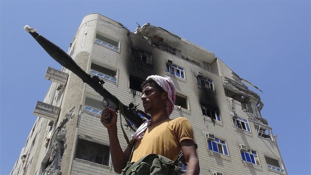 Bojovnk proti Htovcm v Adenu (9. kvtna 2015).