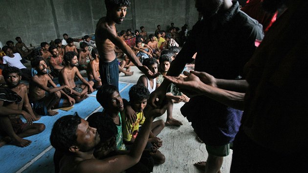Uprchlci, kte pipluli do Indonsie (15. kvtna 2015).