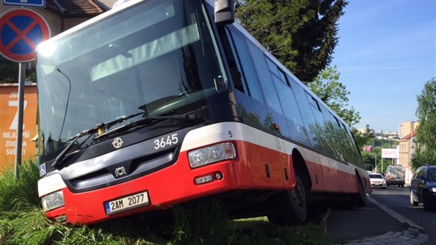 idii autobusu slo 157 se udlalo patn, sjel do pkopu (11.5.2015)