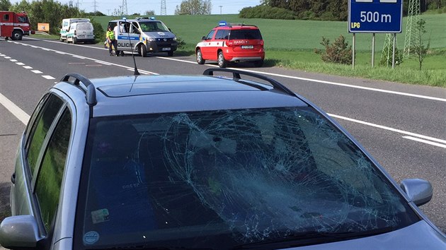 Zdravotn sestra z posdky zchrann sluby pomhala u Milna na Pbramsku u dopravn nehody, srazilo ji a vn zranilo dal auto (11.5.2015)