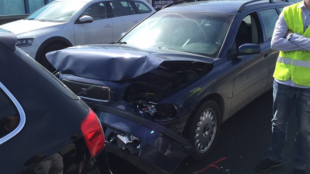Nehoda t osobnch aut zkomplikovala provoz na prask Jin spojce (12.5.2015)